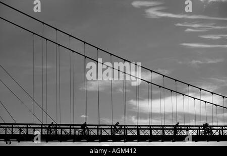 I ciclisti attraversando ponte Ardeche Francia 1 Foto Stock