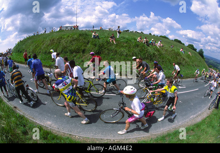 I ciclisti dilettanti che partecipano a Londra a Brighton gara ciclistica per raggiungere la vetta del faro Ditchling West Sussex Regno Unito Foto Stock