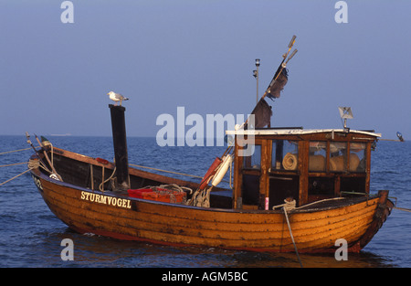 Vecchia barca da pesca, Spiaggia, nei pressi di Ahlbeck, isola di Usedom, Meclemburgo-Pomerania, Germania Foto Stock