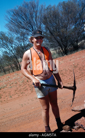 Territorio del Nord Australia Road lavoratore con piccone Foto Stock