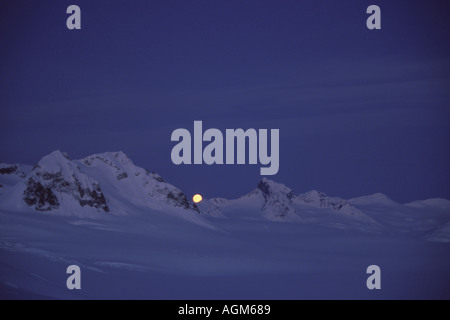 Full Moon Rising sul Monte di Douglas vulcano Katmai National Park Inverno Alaska Foto Stock