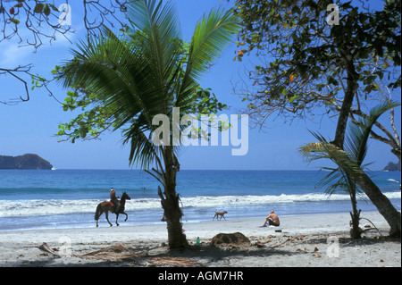 Costa Rica Tamarindo turista a cavallo sulla spiaggia Foto Stock