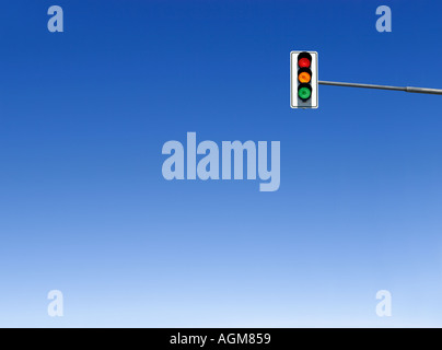 Luce di traffico nel cielo blu Foto Stock