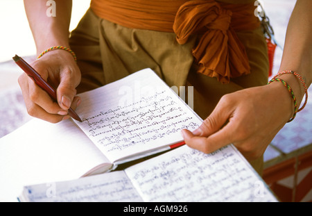 Cina Yunnan Sud Xishuangbanna Manguanhan monastero copia monaco buddista birmano testo Foto Stock