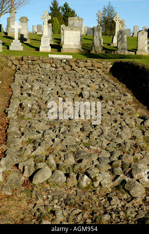 La sezione di base della pietra del Antonine Wall che corre dal Clyde al Forth Hillfoot Cimitero Bearsden Scozia Scotland Foto Stock