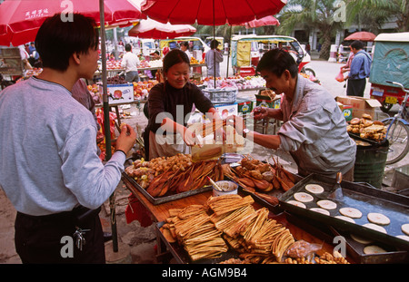 Cina Yunnan Xishuangbanna Galanba market food snack fritti in stallo Foto Stock