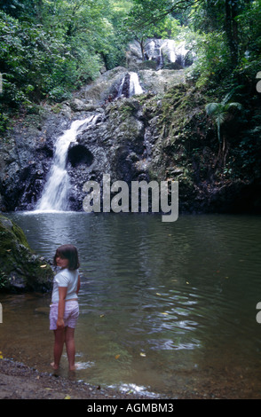 La foresta pluviale Tobago Argyle cade bambino turista nella foresta pluviale Foto Stock