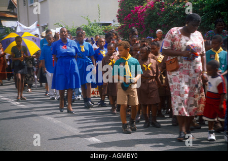 Tobago processione del Corpus Domini Cub brownie Scout e Guide di ragazza Foto Stock