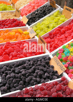 Un assortimento di caramelle in un mercato di Pont De Suert LLeida Spagna Foto Stock