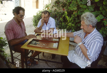 La vita del villaggio: tre uomini locale di giocare a backgammon in Pyrgi sull isola di Chios, Grecia. Foto Stock