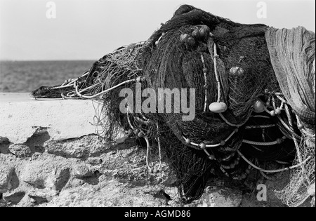 In prossimità delle reti da pesca sul muro di pietra, Paros Grecia, 1983 Foto Stock