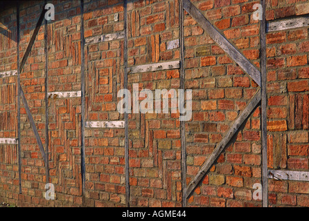 Il vecchio fienile muro nel Bedfordshire con mattoni e travi in legno a vista Foto Stock