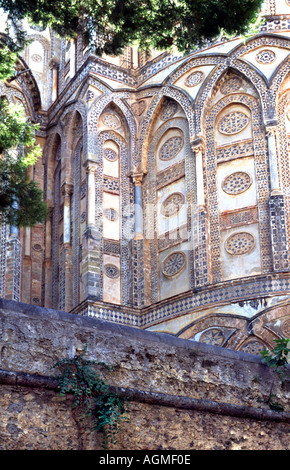 La parte esterna del duomo di Monreale Santa Maria la Nuova vicino a Palermo Sicilia Italia Foto Stock