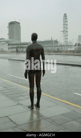 Anthony Gormley scultura su Waterloo Bridge London Foto Stock