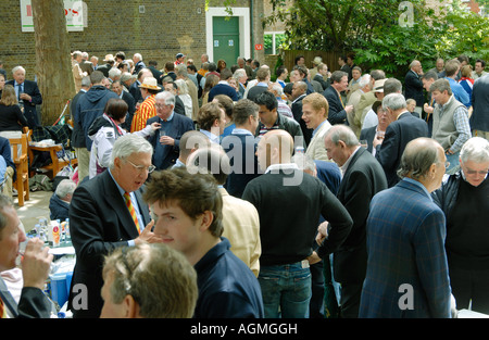 Cricket ventilatori aventi il loro pranzo al Harris Memorial Garden a Lord s Cricket Ground di Londra Foto Stock