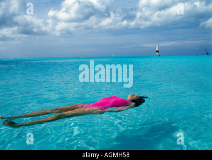 San Salvador Club Med Columbus Isle Geri boccola flottante in oceano abito rosa H Foto Stock