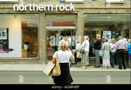 I clienti in coda al di fuori dei Northern Rock Bank in Cambridge Inghilterra in un tentativo di ritirare i loro risparmi Foto Stock