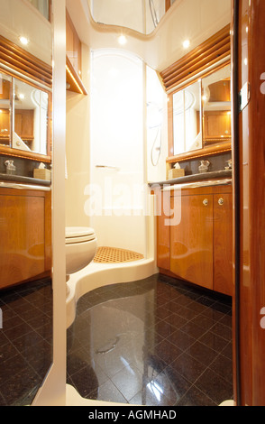 A dritta la cabina ospiti in testa Sea Ray 680 Sun imbarcazione sportiva Foto Stock