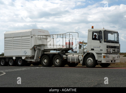 Rifiuti nucleari lasciando Dungeness B Magnox di centrali nucleari di British Energy transporter autocarro Kent England Gran Bretagna Foto Stock