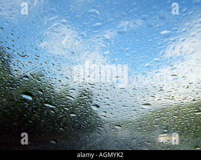 La pioggia sul parabrezza durante la guida di veicoli attraverso una tempesta di estate Foto Stock