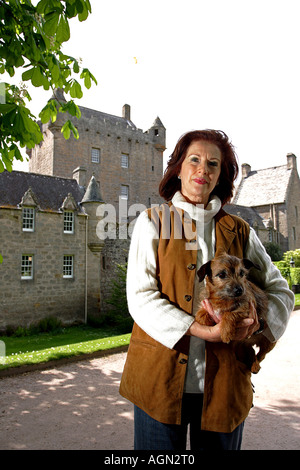 Signora Angelika, dowager Contessa di Cawdor, raffigurato nella parte anteriore del Cawdor Castle, Inverness-shire, Scozia Foto Stock