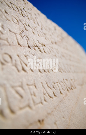 La scrittura greca in rovine sulla Delos, vicino a Mykonos, Grecia. Foto Stock