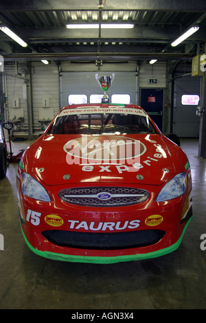 V8 Nascar stock auto nel garage pit Foto Stock