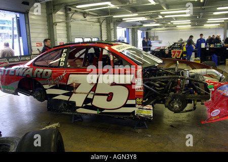 V8 Nascar stock auto nel garage pit Foto Stock