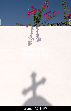 Ombra della chiesa croce Mykonos, Grecia. Foto Stock