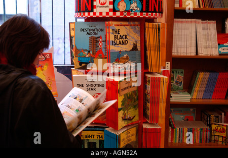 La lettura di un libro personaggio dei fumetti autore scrittore letteratura romanzo letterario romanziere tempo libero relax rilassamento pub persone Foto Stock