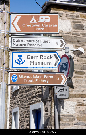 Segnaletica stradale sul giro post rivolto ai turisti di dalle attrazioni turistiche locali in Adamson Square in Creetown Galloway Scotland Regno Unito Foto Stock