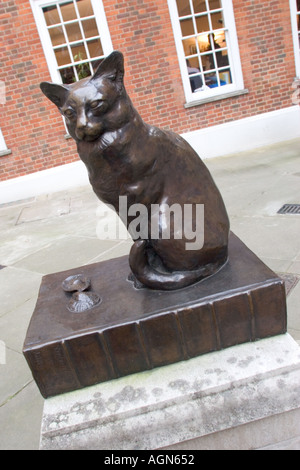 Statua del Dr Johnson s cat Hodge ha in Gough Square off Fleet Street e di fronte il Dr Johnson House Foto Stock