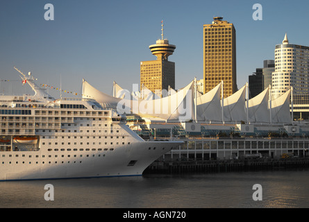 Nave da crociera presso il terminale nel centro di Vancouver in Canada Foto Stock