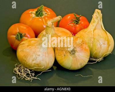 Ancora vita disposizione della produzione biologica cipolle e pomodori di carni bovine Foto Stock