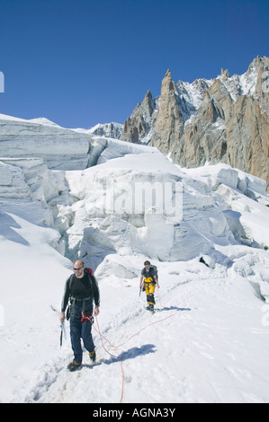 Gli alpinisti sulla valle Blanche sopra Chamonix Francia Foto Stock