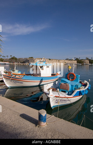 Dh porto della città di Kos Grecia KOS barche da pesca in porto a Castello di Neratzia Cavalieri di San Giovanni Foto Stock