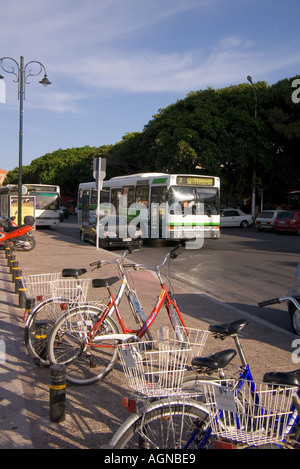 Dh porto della città di Kos Grecia KOS le biciclette parcheggiate da porto strada lasciando bus terminus Foto Stock