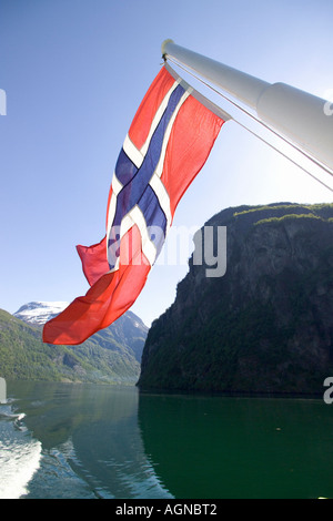 Bandiera norvegese su una barca touring il Geirangerfjord Geiranger Norvegia Foto Stock