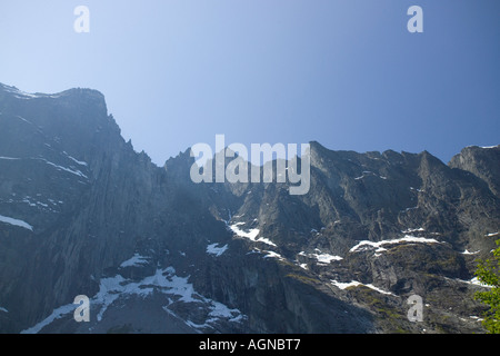 Trollveggen verticale e sovrastante la parete di roccia del monte Trolltindande fuori Andalsnes Romsdalen in Norvegia Foto Stock