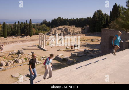 Dh Tempio di Apollo ASKLEPEION Grecia KOS arrampicata turistica passi alla terza terrazza Tempio di Apollo rovinato pilastri Foto Stock