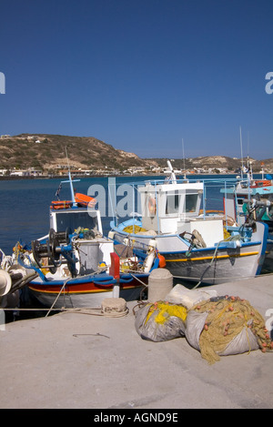 Dh Kamari Kamari Bay Grecia KOS barche da pesca e reti da pesca accanto al molo del porto di Molo Foto Stock