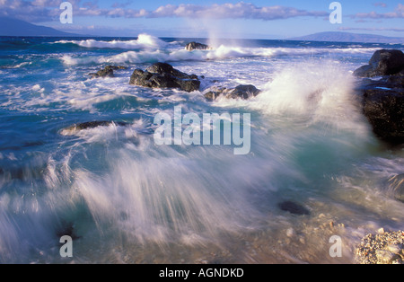 Le onde in arrivo una shore sull isola di Molokai Hawaii Foto Stock