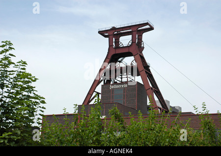 Torre di albero della miniera Zollverein di Essen Katernberg, la zona della Ruhr, NRW, Renania settentrionale-Vestfalia, Germania Foto Stock