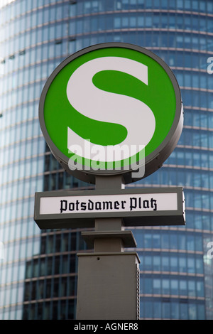 Con il treno veloce segno, in background: Bahn Torre a Potsdamer Platz, Berlin Foto Stock