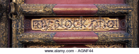 Dorato ornata mitici dragoni adornano Gate nella Città Proibita di Pechino CINA Foto Stock