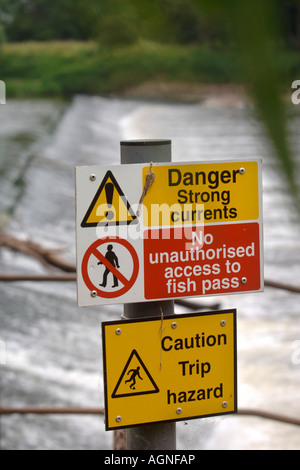 Cartelli di avvertimento da uno stramazzo sul fiume Severn vicino a Tewkesbury GLOUCESTERSHIRE REGNO UNITO Foto Stock