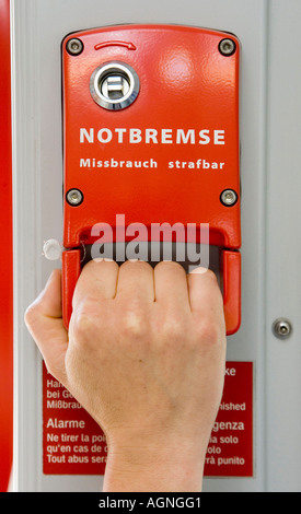 Monaco di Baviera, GER, , 28. Giugno 2006 - lato in corrispondenza di un freno di emergenza in un monaco di baviera suburbian treno. Foto Stock