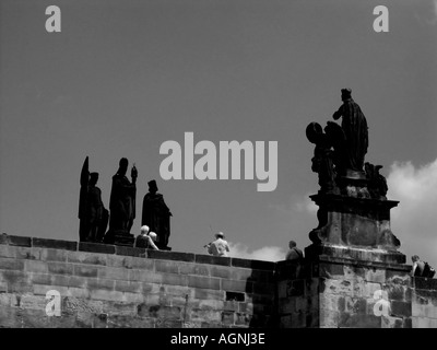 Statue di turisti e fiddle player Charles Bridge Praga Foto Stock