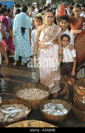 Le donne di Fisher la vendita del pesce nelle zone rurali del Maharasthra, India Foto Stock