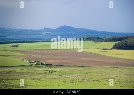 Vista da Meldon colline a nord verso Edimburgo con Salisbury Crags e Arthur' Seat Scozia Scotland Foto Stock